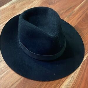 Janessa Leone hat